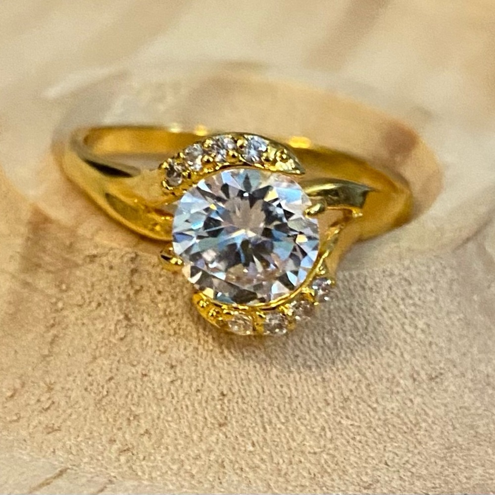 NEW Dazzling Solitaire diamond-like ring